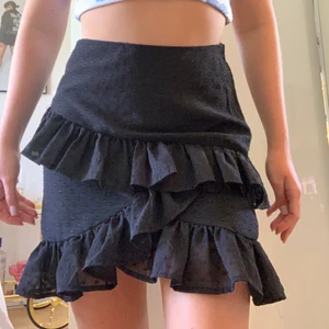 Svart volang kjol - Svart kjol med volanger och glitter detaljer 