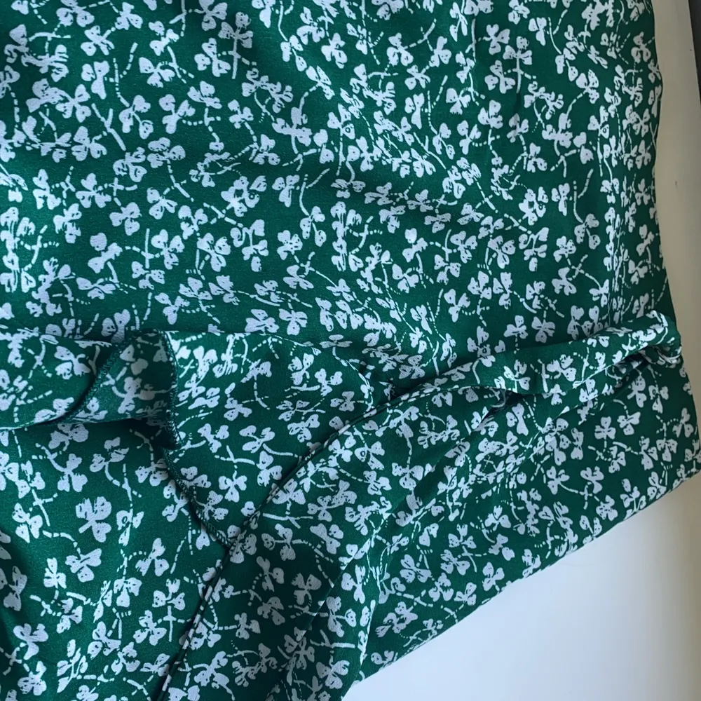 En fin grön blommig kjol från SHEIN med en ziplås. Helt oanvänd. . Kjolar.