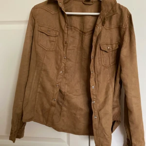 jacka - mocka imitation jacka från h&m köpt för 300kr säljs för 120kr plus frakt (pris kan diskuteras)