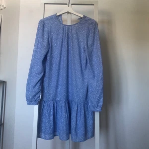 Somrig blå klänning 💙💙💙 - Jag säljer denna somriga,fina kläningen 💙 den kom tyvär inte till andvändning! det är strl XS, jag är 162 sitter bra perfekt i längden osv, perfekt till skolavslutningen, går att buda, du som köper står för frakten