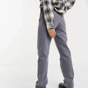 Weekday rowe jeans - Säljer dessa super snygga gråa Jensen från weekday då de inte kommer till användning , de är i bra skick och är nästan oanvända! De har en super snygg grå färg och är i storlek 25/30, men då weekday storlekar är stora skulle jag säga att de passar en S🌸 jag kan mötas vid söder men annars postar jag gärna! 