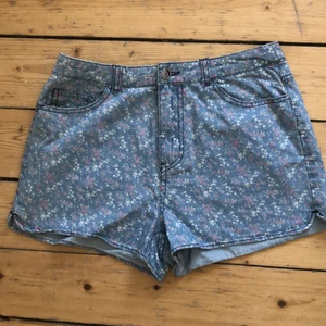 Blommiga shorts  - Fina småblommiga shorts i stl 36