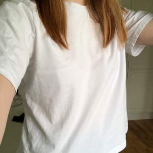 Basic vit t-shirt från gina tricot som alltid behövs🤍 Säljer då jag ändå har flera. 50kr + 66kr frakt🥰 Hör av dig vid frågor eller intresse.