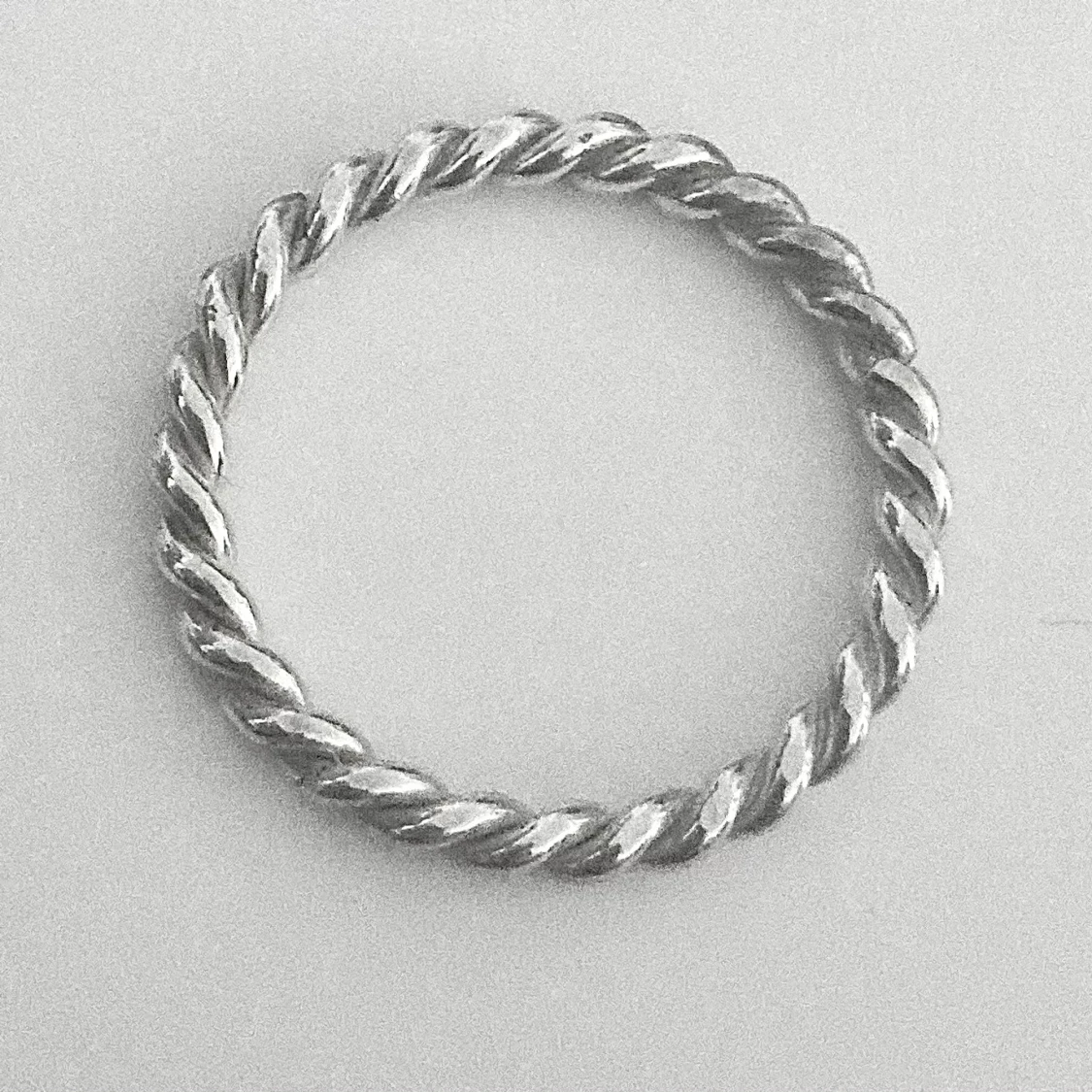 Silverring flätad äkta silver . Bredd 3 mm. Storlek 16. Köpt från faith