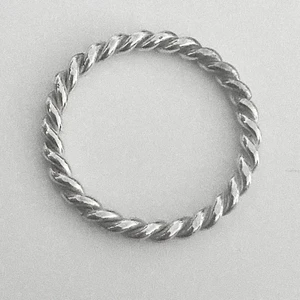 Silverring flätad äkta silver . Bredd 3 mm. Storlek 16. Köpt från faith - Ring strl 16 , äkta silver . Skruvad