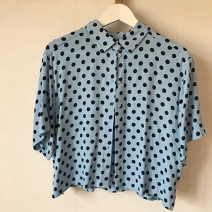 Prickigt ljusblå skjorta, Weekday, XS-M - Denna är LJUVLIG: ljusblå skjorta från Weekday som är litet kortare och ärmar som skapar snyggt fall. Prickig och härlig. EJ sladdrig, se bild på strukturen på tyget! Jag använder dock aldrig blått, så den får gå vidare. 100% viscose, storlek S - men funkar för både XS och kanske även M. Kan mötas i Stockholm eller skicka mot fraktkostnad! ✨🌸✨