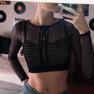 Svart Magtröja - Svart magtröja från BikBok. Säljer för aldrig använder. Genomskinlig spets.