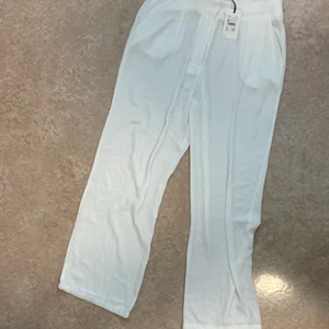 Helt nya byxor  - Helt nya vita byxor från Bik Bok med prislapp kvar. Strl 44, 100 kr 