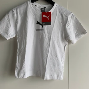 Helt ny PUMA lite kortare T-shirt  - Storlek S - Aldrig använd 