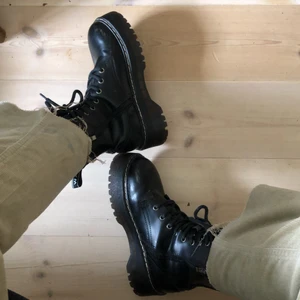 dr martens kopior  - Supersnygga kängor köpa på Zalando! Endast använda ett fåtal gånger på grund av att dom är lite för små. Dom har några små skavmärken på sig från ahh ha blivit använda men det är inget man tänker på! Storlek 39 men något små så skulle säga 38! Köparen står för frakt (cirka 60kr)