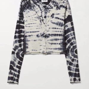 Weekday topp - Skitsnygg och slutsåld kofta från Weekday❤️ Endast andvänd två gånger💕🧚🏻‍♀️ Passar xs-m