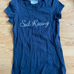 Sail racing t- shirt  - En blå t-shirt med ett vitt tryck från sail racing