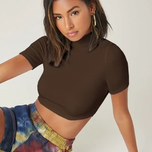 Brun tröja - Jättefin brun t shirt som passar perfekt nu till sommaren. Har helt enkelt bara slutat att använda den. Storlek S 