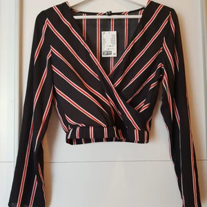 Randig topp från H&M - Snygg randig topp från H&M. Storlek 36. Helt oanvänd, prislapp kvar 