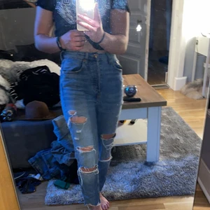 jeans - säljer mina jättefina jeans som tyvärr börjar bli för små för mig:( säljer billigt pga hål mellan benen men det går att fixa lätt! köparen står för frakt<3