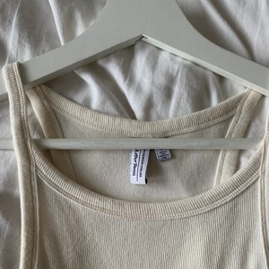 Krämvitt linne - Krämvitt linne från &otherstories. Tröjan är ganska använd men ändå bra skick! 