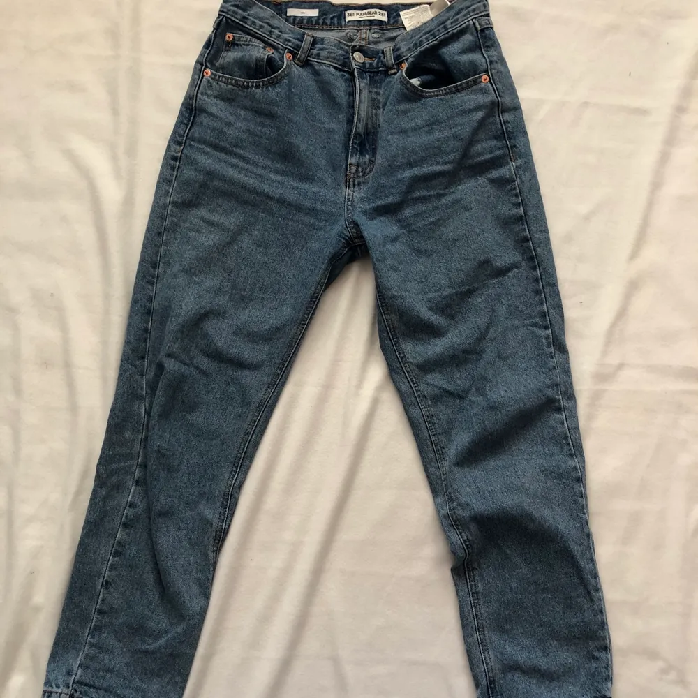 -Pull&bear mom jeans                                             -storlek 38                                                                                         -knappt använda                                                                                         -nästan nyskick. Inga synliga tecken på användning                                            -frakt ingår. Jeans & Byxor.