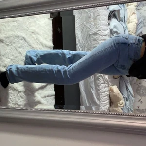 långa raka jeans! - intressekoll på mina älskade asos jeans i tall modellen, dem är slutsålda på hemsidan och är i storlek w28 l38!😍 helt perfekt längd för mig som är 175 då dem går över mina fötter så dem sitter perfekt över skor också!💘 byxorna skulle ja säga är mellan midwaist och low waist! Nypris: 320kr (säljer om intresset finns och fler budar) köpare står för fraktkostnader💘