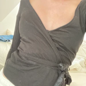 superfin tröja - superfin omlott tröja! aldrig använd av mig men köpt secondhand! svart! jag är vanligtvis en XS/S i tröjor och är 165cm lång💞✌🏼