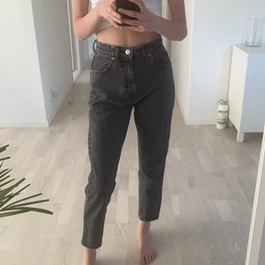 Jeans - Svart/grå Jeans ifrån Zara. Använda men väldigt fint skick. Strl 34. 200kr +frakt