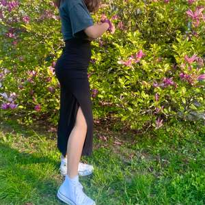 Svart lång kjol med slits på ena sidan🌷🌷 aldrig använd och prislappen sitter kvar!! Jättefin och perfekt nu till sommaren :) först till kvarn!!!