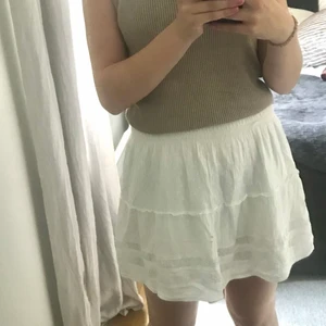 Vit kjol - Säljer denna jättefina vita sommarkjol som liknar kjolen från byanastasia! Storlek M men passar fint på mig som har S/36 