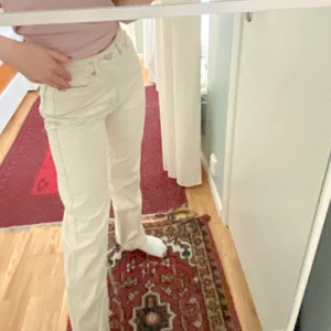 Jeans - Weekday jeans i modelllen Rowe, sjukt fina och knappt använda, köpta för 500kr tror jag så jag säljer för 250kr