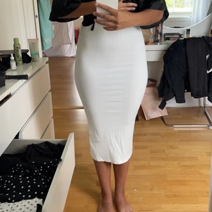 Vit kjol - Säljer denna fina kjolen från hm pågrund av att den är lite för liten och aldrig använs 