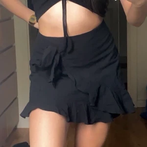 Söt kort kjol - Fin kjol använd bara en gång och som ny. Finns en kedja vid sidan. Materialet är ganska tjock. Fint till sommaren <3 Finns en rosett vid sidan man kan knyta själv.