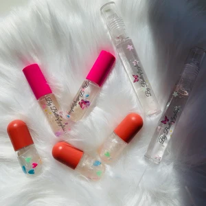 Läppglans - Har massa olika läppglans som varierar i pris mellan 30-45kr. De går även att köpa på min Instagram by_butterflygloss. Skickar gärna fler bilder vid intresse. Finns i massa olika smaker och färger och alla läppglans återfuktar läpparna samt ger dem glans. ❤️ De innehåller bland annat vitamin e olja och kokosolja som återfuktar läpparna!