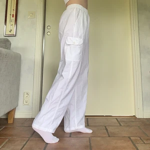 Vita Linnebyxor med fickor - Säljer dessa drömmiga vita linnebyxor med fickor på sidorna. Dom är i storlek XL men har en resår i midjan som även passar mig som är S/M finfint! Innerbenslängden är 78cm och jag är 172cm❤️💕💓 Budgivning om det är många intresserade🌸