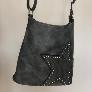 Väska - Super cool väska som är i en mellan storlek (kan skicka mer specifik bild) som jag köpt på secondhand! 💕Buda bara för ett bris du kan betala, frakt ingår inte i priset💕