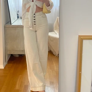 Byxor från Zara - Superfina cremevita byxor från Zara med knappar som knäppe. Aldrig använda, lappen kvar. Tyvärr lite för taighta för mig. Ganska långa, går precis ner till golvet på mig som är 177 cm.🤎🤍🤎 Köparen står för frakten. Kan annars mötas upp i Lund.