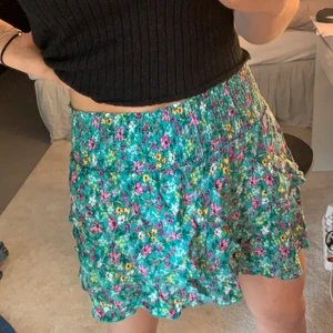 Volangkjol - Säljer denna jättesöta volangkjol ifrån H&M! Den är i strl 36 men skulle säga att den snarare passar 34 eller till och med 32 då den är liten i modellen❤️