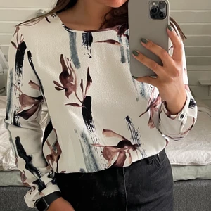 Blus med mönster - Långärmad blus med mönster från Vero Moda i storlek M. Använd men i fint skick! 