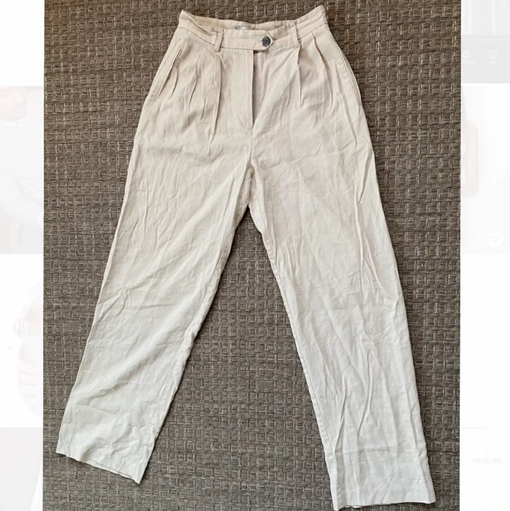 Beigea vida byxor från Pull&Bear. Inköpta förra året. Passar någon som är storlek S i vanliga fall. . Jeans & Byxor.