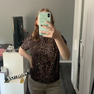 Blus Zara - Säljer min mönstrade blus/t-shirt! Jätte bra skick och nästan inte använd. Säljer pga att den inte riktigt är min stil! Stl M men passar även S och XS! Kan mötas upp nära Huddinge annars betalar köparen frakt. Budgivning, buda med minst 15kr