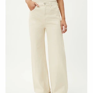 Somriga weekday ace jeans  - Säljer dessa fina ace jeans från weekday! Perfekt till sommaren!! Toppen skick då jag endast använt de ett fåtal gånger💖💖 Tveka inte att höra av dig vid eventuella frågor!