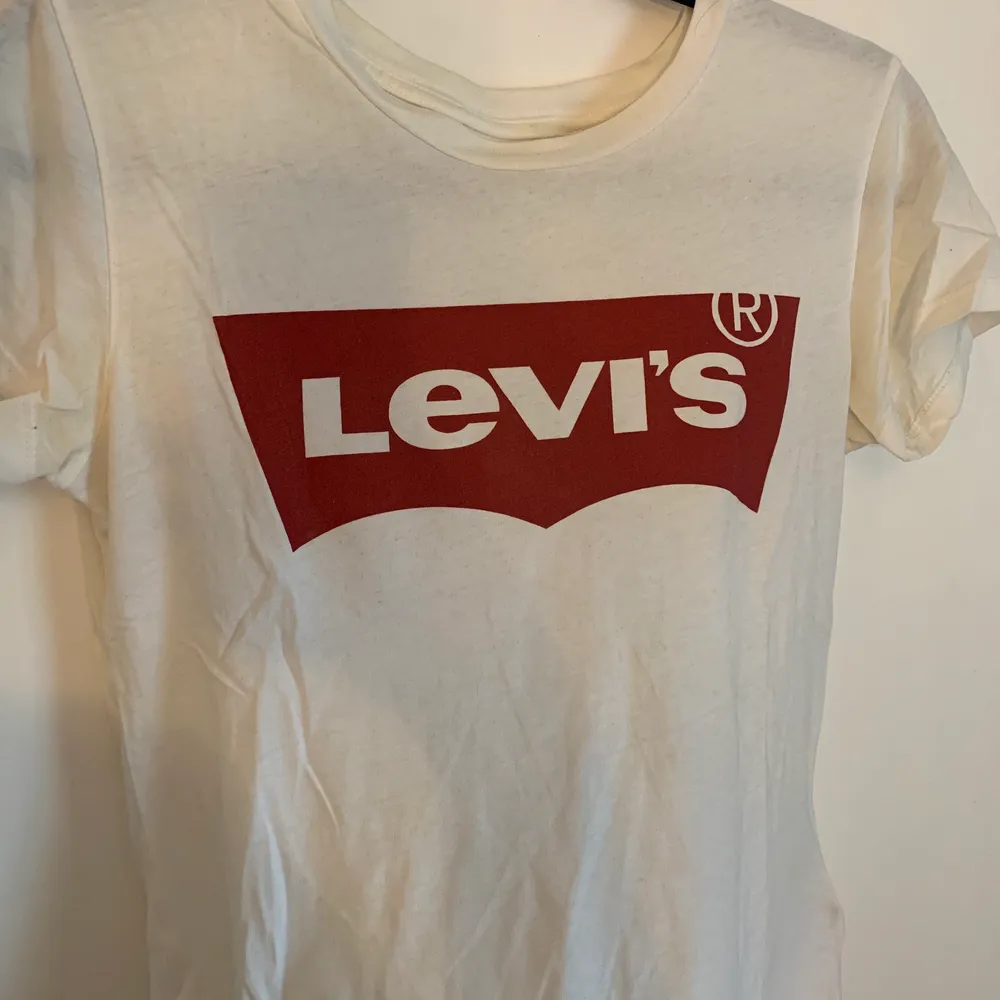 Levis T-shirt, sparsamt använt och hel i trycket. Storlek xxs men sitter mer som xs/s, passar mig som vanligen har S. Tvättas innan köp och köparen betalar eventuell frakt. T-shirts.