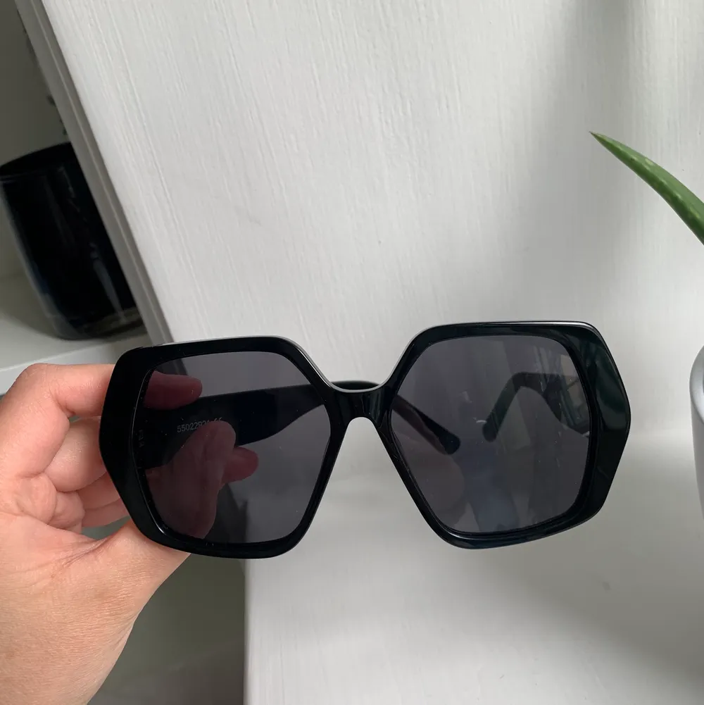 Instressekoll på mina helt nya svarta Carin Wester solglasögon! Har endast testat dom så dom är i finaste skicket. Köpta på Åhléns för 500kr💕💕  (priset kan diskuteras). Accessoarer.