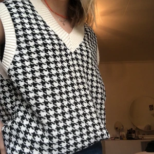 Rutig zara-väst! - Asfin väst från Zara inköpt förra våren för 399kr! Sparsamt använd då det inte är min stil längre😅 kan mötas i sthlm eller skicka på posten, priset är exklusive frakt💙💙 