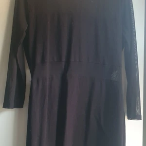 ?  - Använd 3 gånger, den är 2 år gammal. Genomskinligt på armarna och magen.