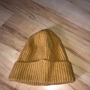 Gul mössa  - Gul mössa i väldigt bra skick, från h&m i One size🥰🥰