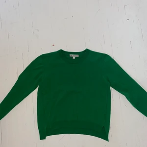 Dagmar tröja merinoull  - Jättefin grön tröja i 100% merinoull från Dagmar. Storlek XS.