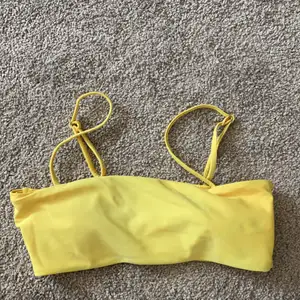 En gul vanlig bikini topp från shein, den har bröstkudde i som man kan ta ut om man vill 💓💓