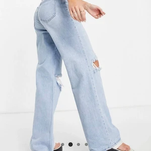 90s jeans - Säljer mina väldigt oanvända nya 90s jeans i storlek 32. Dem är i storlek 32 men passar mig som vanligtvis är en 34/xs för dem är väldigt stretchiga och höga i midjan. Pris diskuteras och köparen står för frakt.