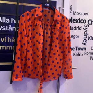Sommar skjorta med knyte - Fin ny klänning använt en gång endast och ny tvättat. För fler info skriv privat! Köpt i Turkiet 