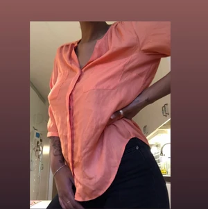 Orange blus - Min kamera ger inte denna den färg den förtjänar! Sista bilden visar originalfärgen tydligast.