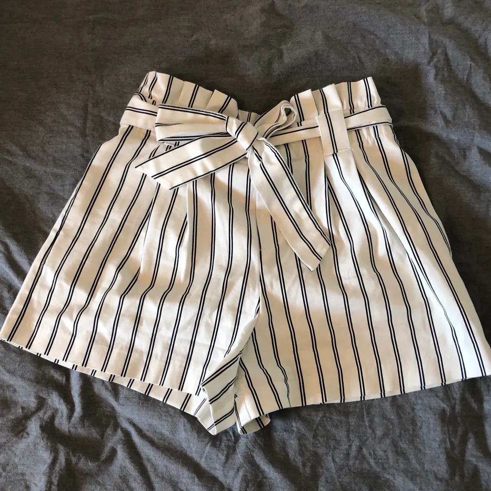 Paperbag shorts från Zara i storlek XS. Jättebra kvalité och snygg passform, perfekta till sommaren! Fraktkostnad tillkommer!. Shorts.