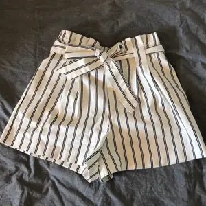 Paperbag shorts från Zara i storlek XS. Jättebra kvalité och snygg passform, perfekta till sommaren! Fraktkostnad tillkommer!